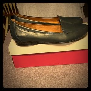 Naturalized navy blue slip on